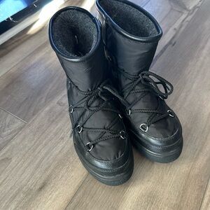 Moncler Black snow Winter Boots with Lace-Up Design